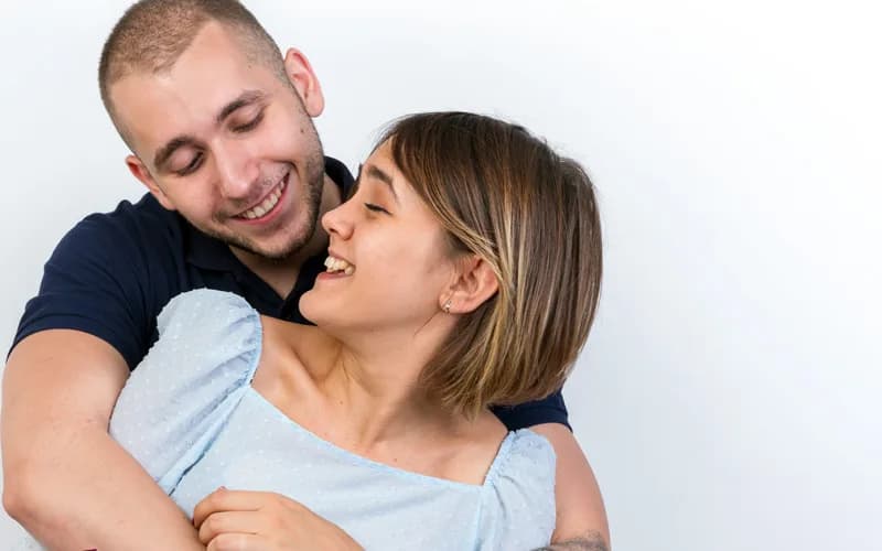 Lachendes Paar mit tätowiertem Unterarm – Dich mit Stich auf Instagram