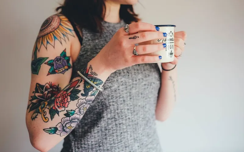 Frau mit bunten Blumen-Tattoos am Arm – Dich mit Stich auf Pinterest