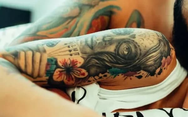 Nahaufnahme eines farbigen Tattoo-Sleeves – Dich mit Stich auf YouTube