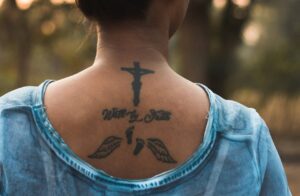Kreuz Tattoo Nacken