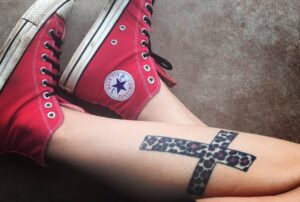 Lateinisches Kreuz Tattoo